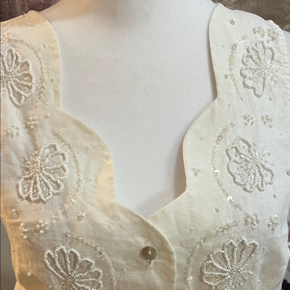 Floral Embroidered Button-Down Blouse (R) - Picture 5 of 8
